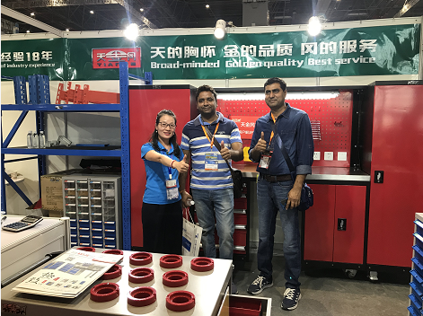 天金岡技術經理周艷玲女士與老外合影