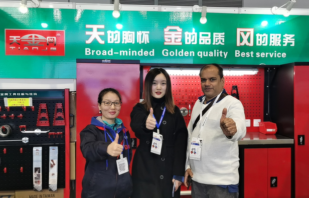 天金岡技術經理周艷玲與國際展商合影