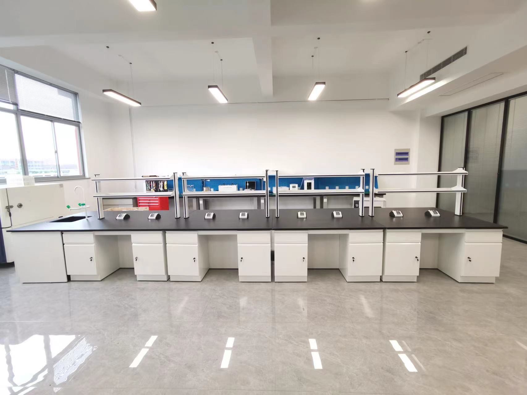 實(shí)驗(yàn)臺(tái)